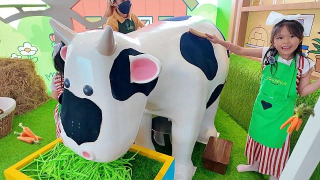 Peras susu sapi, kasih makan sapi dan mandiin sapi mainan - playground anak tema binatang Peras susu sapi, kasih makan sapi dan mandiin sapi mainan - playground anak tema binatang