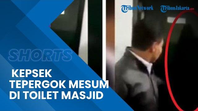 Detik-detik kepala sekolah di wonosobo digerebek warga di toilet masjid, mesum dengan wanita Detik-detik kepala sekolah di wonosobo digerebek warga di toilet masjid, mesum dengan wanita