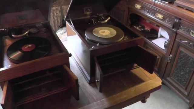 Hmv gramophone comparing models 107 and 109 Hmv gramophone comparing models 107 and 109
