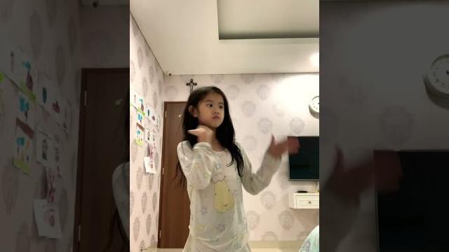 Goyang pantat hehehehe Goyang pantat hehehehe