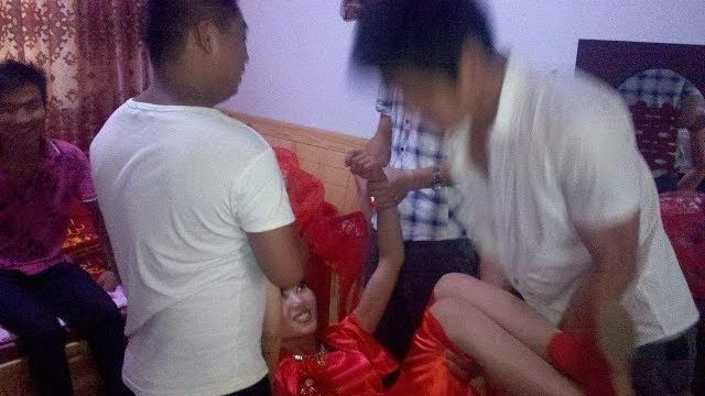 实拍低俗婚闹现场 一女子遭十数名男子伸手取乐 实拍低俗婚闹现场 一女子遭十数名男子伸手取乐