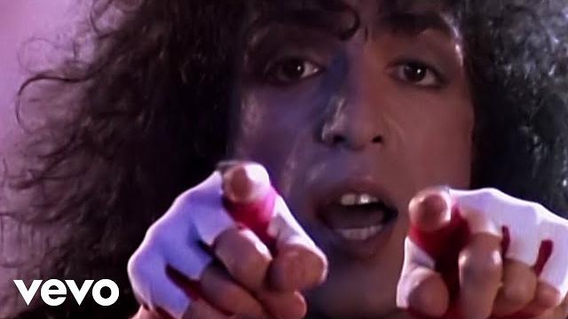 Kiss - turn on the night (official music video) Kiss - turn on the night (official music video)
