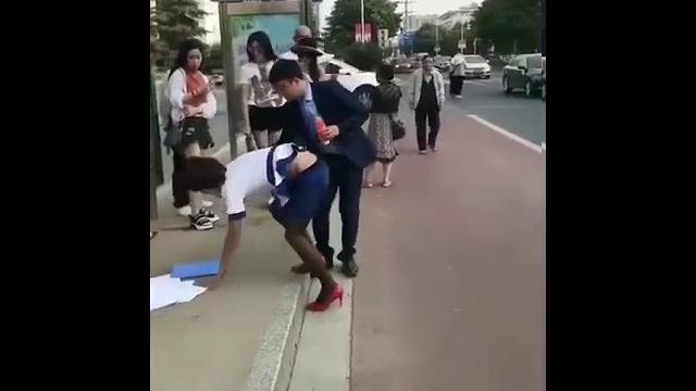长发黑丝高跟大美女摔倒,帅哥英雄救美,就是结局有点感人,哈哈,亮瞎了我的眼 长发黑丝高跟大美女摔倒,帅哥英雄救美,就是结局有点感人,哈哈,亮瞎了我的眼