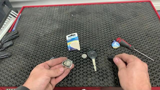 Замена батарейки в ключе toyota corolla Замена батарейки в ключе toyota corolla