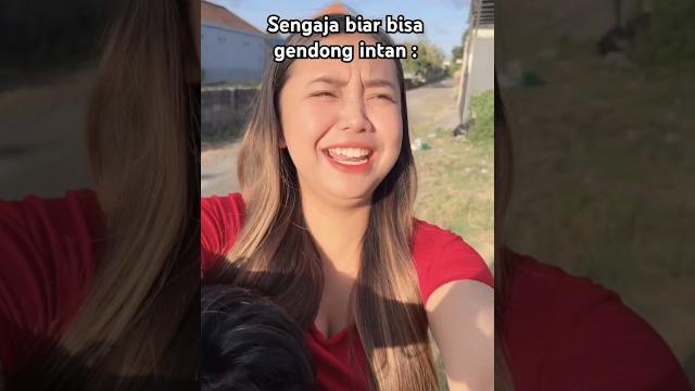 Intan digendong sama oci #shorts Intan digendong sama oci #shorts