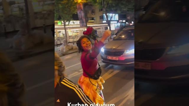 Kurban olayim çiçekçi kız romen Kurban olayim çiçekçi kız romen