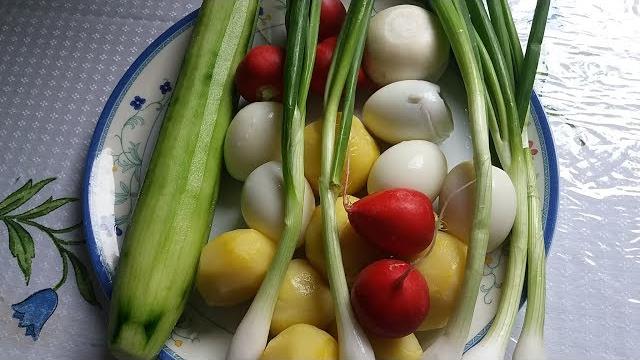 Окрошка с молодой редькой и блины на ужин. Окрошка с молодой редькой и блины на ужин.