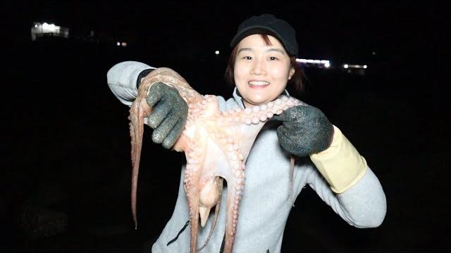 猪猪晚上吃饱饭去赶海,乌漆嘛黑差点把乔治丢了,抓条大货赔罪 猪猪晚上吃饱饭去赶海,乌漆嘛黑差点把乔治丢了,抓条大货赔罪