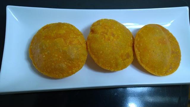 Indian masala puri - tikhat mithachi puri recipe Indian masala puri - tikhat mithachi puri recipe