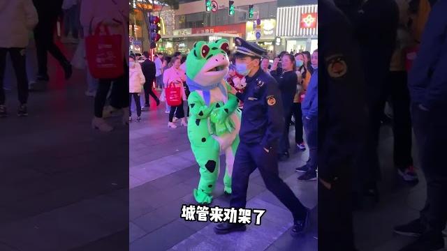 街頭賣崽的蛙蛙為了搶客大打出手#shorts 街頭賣崽的蛙蛙為了搶客大打出手#shorts