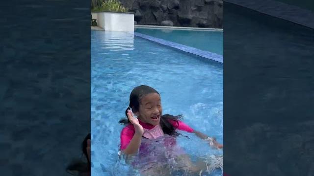 Aku mau mandi kakak juga mau mandi #shorts #fun #funny #komedi #soundviral #trending Aku mau mandi kakak juga mau mandi #shorts #fun #funny #komedi #soundviral #trending