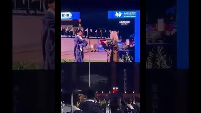 Texas dallas #allenhighschool (#lise) #mezuniyettöreni 2 gencten bayrak show! #students #graduation Texas dallas #allenhighschool (#lise) #mezuniyettöreni 2 gencten bayrak show! #students #graduation