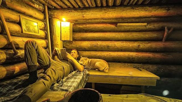 Живу в землянке с рыжим зверем - вернулся в дом под землей | жизнь в тайге - лесные Живу в землянке с рыжим зверем - вернулся в дом под землей | жизнь в тайге - лесные