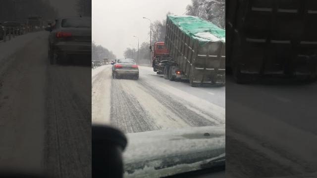 Замена колеса на грузовике без домкрата Замена колеса на грузовике без домкрата