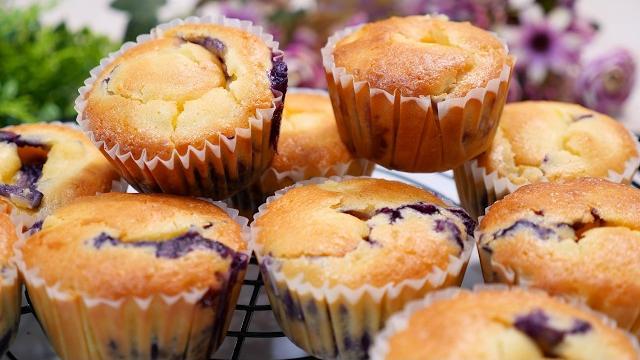 Làm bánh không cần máy, bánh muffin xốp mềm nổi tiếng đang gây sốt trên toàn thế giới by vanh khuyen Làm bánh không cần máy, bánh muffin xốp mềm nổi tiếng đang gây sốt trên toàn thế giới by vanh khuyen