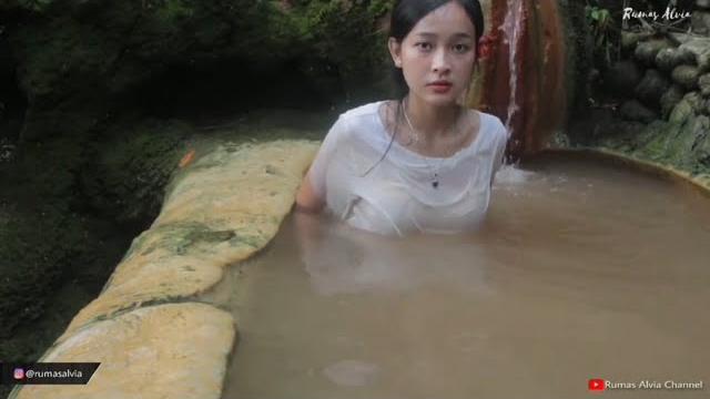 Rumas alvia mandi di kolam air hangat Rumas alvia mandi di kolam air hangat
