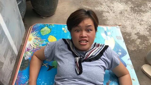 搞笑挠脚心视频,妈妈欺骗了熊孩子的承诺结果被惩罚挠痒痒 搞笑挠脚心视频,妈妈欺骗了熊孩子的承诺结果被惩罚挠痒痒