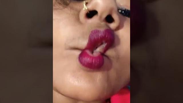 Hot aunty kiss Hot aunty kiss