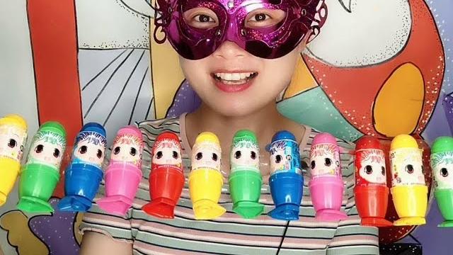 妹子吃趣味糖果“疯狂的头发”,扭一扭长果酱头发,好吃好玩超赞 妹子吃趣味糖果“疯狂的头发”,扭一扭长果酱头发,好吃好玩超赞