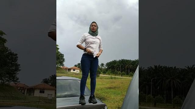 Awek tiktok-menari atas kereta Awek tiktok-menari atas kereta