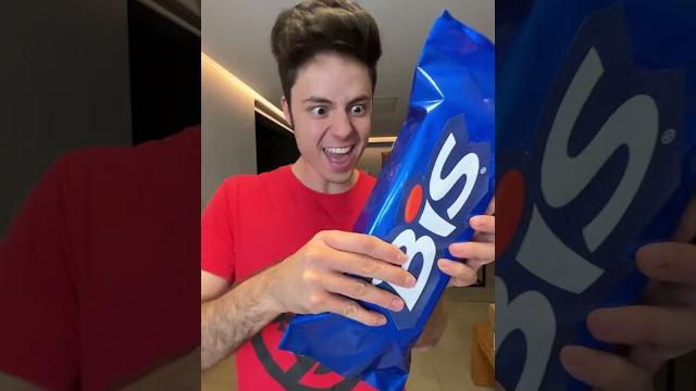 Me dá um pedacinho de chocolate? #shorts Me dá um pedacinho de chocolate? #shorts