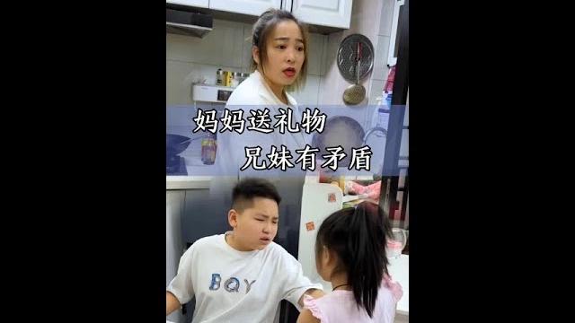 我的外壳是粉色,哥哥的是透明色,是不是我比哥哥的好看 #亲子 #记录生活 #天天拍好剧 @快手生活(o40300051) @快手热点(o40300129) @我要上热门(o1907752910)#亲 我的外壳是粉色,哥哥的是透明色,是不是我比哥哥的好看 #亲子 #记录生活 #天天拍好剧 @快手生活(o40300051) @快手热点(o40300129) @我要上热门(o1907752910)#亲