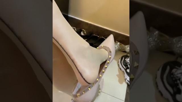 丝袜美腿美足换鞋#shorts 丝袜美腿美足换鞋#shorts