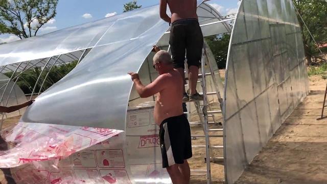How workers build a greenhouse (hothouse). tsetsi's conservatory garden project. как се строи парник How workers build a greenhouse (hothouse). tsetsi's conservatory garden project. как се строи парник