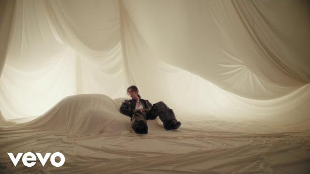 Keshi - soft spot (official music video) Keshi - soft spot (official music video)