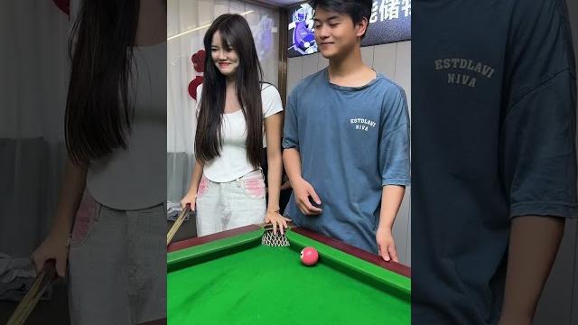 他哪里是打台球的?他分明是来撩妹的!#搞笑 #happy婚 #funny 他哪里是打台球的?他分明是来撩妹的!#搞笑 #happy婚 #funny