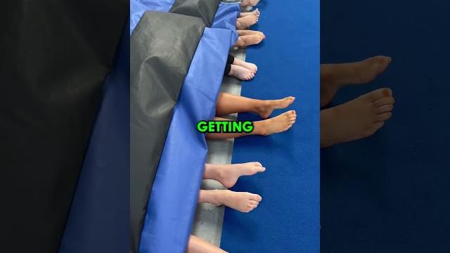 Teacher guesses her students by their feet Teacher guesses her students by their feet