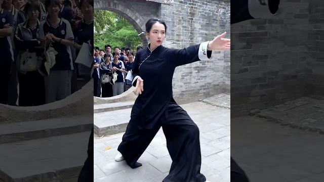 大型社死现场,练拳时不知道后面有一群学生在围观。#太极拳 #太极 #武术 #太极养生动起来 #社死 大型社死现场,练拳时不知道后面有一群学生在围观。#太极拳 #太极 #武术 #太极养生动起来 #社死