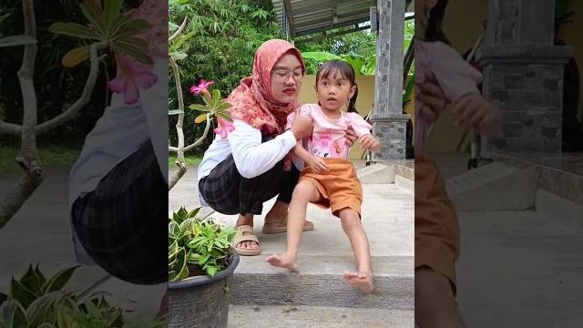 Sepatu adek dipake ayam #funny #shorts Sepatu adek dipake ayam #funny #shorts
