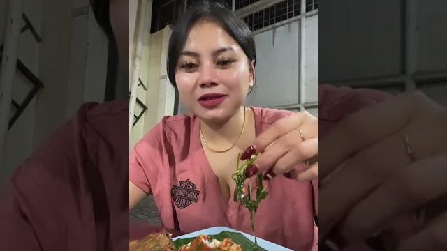 Baby feriosa makan di angkringan belahannya keliatan Baby feriosa makan di angkringan belahannya keliatan