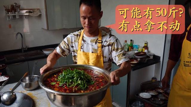 Catch and cook 6 fish into a huge portion of "sichuan spicy boiled fish", what a feast! Catch and cook 6 fish into a huge portion of "sichuan spicy boiled fish", what a feast!