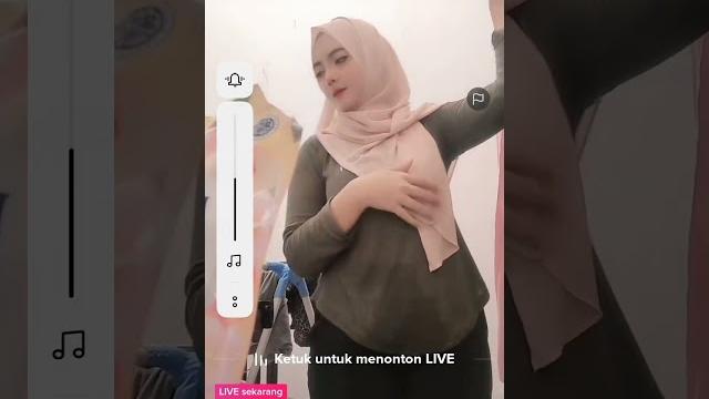 Tante live sambil basa basahan. Tante live sambil basa basahan.