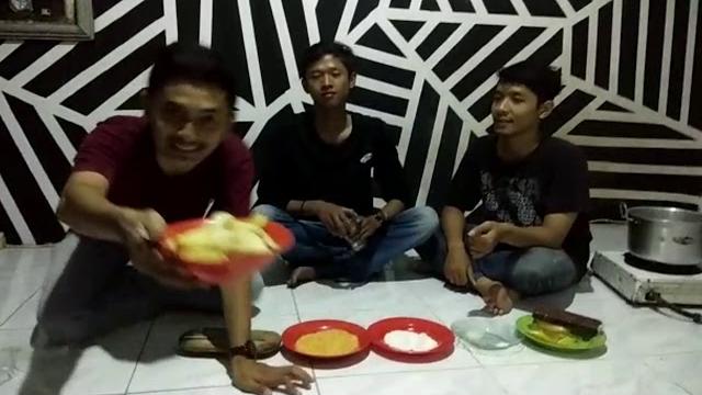 Membuat pisang colmek coklat menyatu dengan keju kau gigit pisangku kulumeri mulutmu ( a3 kel 2 ) Membuat pisang colmek coklat menyatu dengan keju kau gigit pisangku kulumeri mulutmu ( a3 kel 2 )