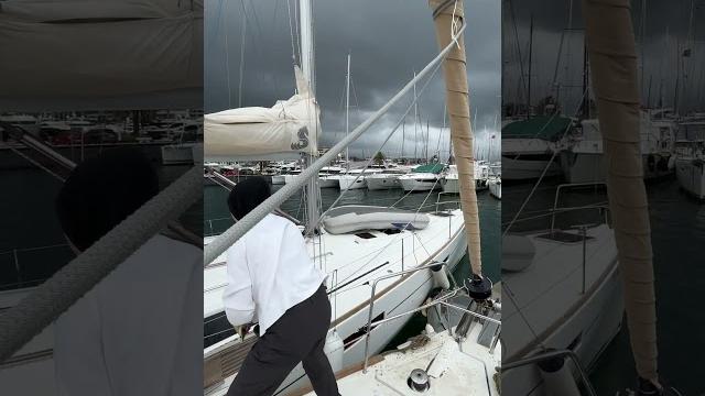 Швартовка в сильный ветер beneteau docking storng wind Швартовка в сильный ветер beneteau docking storng wind