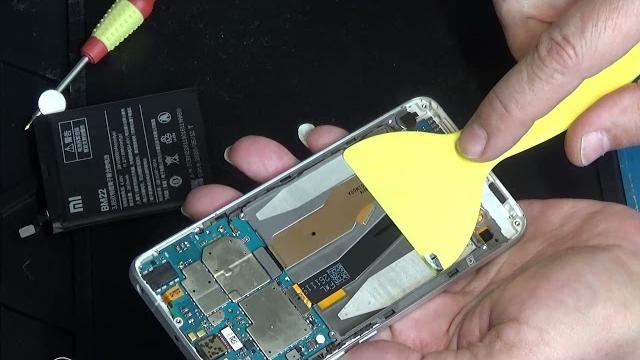Замена аккумулятора в смартфоне xiaomi mi5 Замена аккумулятора в смартфоне xiaomi mi5