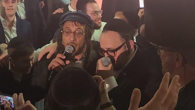 First cousins meilach kohn & lipa schmeltzer performing at a wedding, music by yossi shtendig First cousins meilach kohn & lipa schmeltzer performing at a wedding, music by yossi shtendig