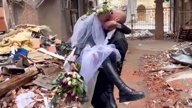 Defiant ukraine couple gets married in city’s ruins Defiant ukraine couple gets married in city’s ruins