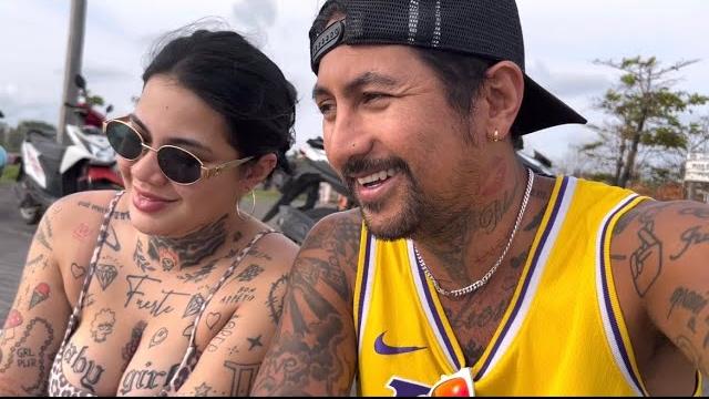 Makan jagung bakar di pinggir pantai Makan jagung bakar di pinggir pantai