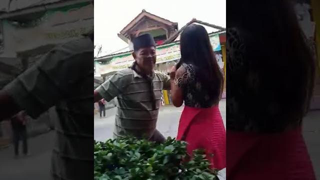 Aki aki parah nyawer pinggir jalan Aki aki parah nyawer pinggir jalan