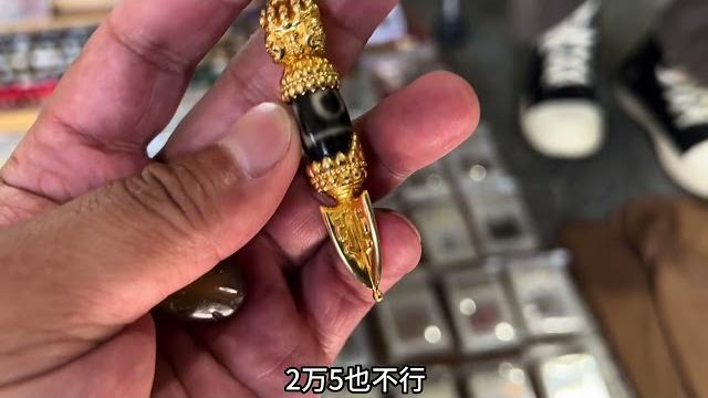 古玩摊这大漏也就依宁能看到千年至纯天珠 老板开价秒拿下大漏 古玩摊这大漏也就依宁能看到千年至纯天珠 老板开价秒拿下大漏