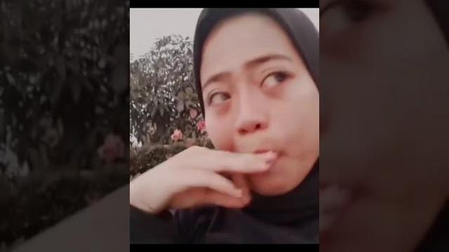 Cewek hijab nelen ludah Cewek hijab nelen ludah