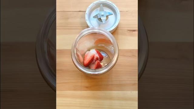 草莓牛油果奶昔丨strawberry avocado milkshake 草莓牛油果奶昔丨strawberry avocado milkshake