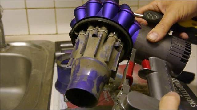How to clean the dyson v6 / dc59 cordless vacuum cleaner How to clean the dyson v6 / dc59 cordless vacuum cleaner