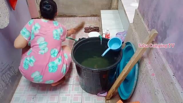 Pulang kerja nyuci pakaian yang kotor Pulang kerja nyuci pakaian yang kotor
