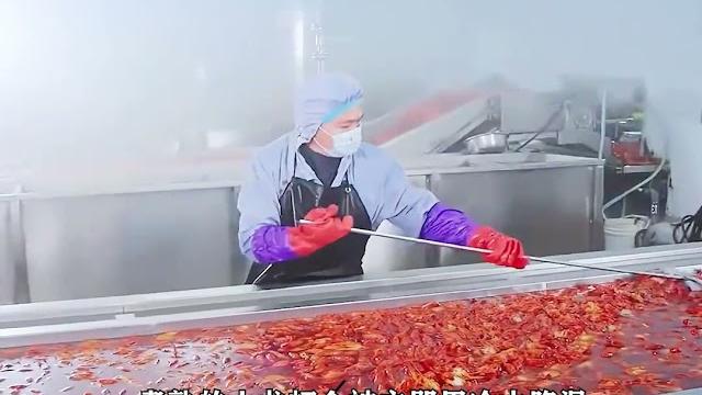 好好的小龙虾不吃,非要全部踩烂,结果却让男人意外发现商机! 好好的小龙虾不吃,非要全部踩烂,结果却让男人意外发现商机!
