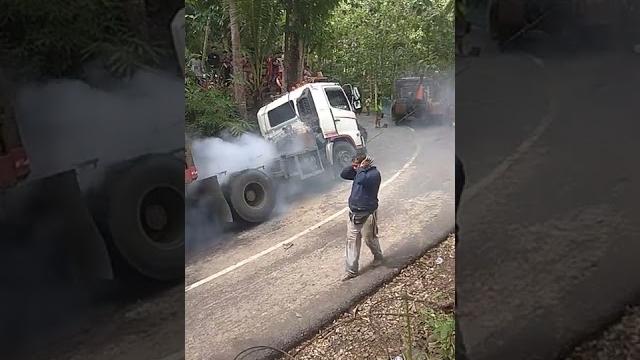 Wow..70 m x watched.. ban berasap tebal banget!! truk trailer selip || skid trailer truck Wow..70 m x watched.. ban berasap tebal banget!! truk trailer selip || skid trailer truck